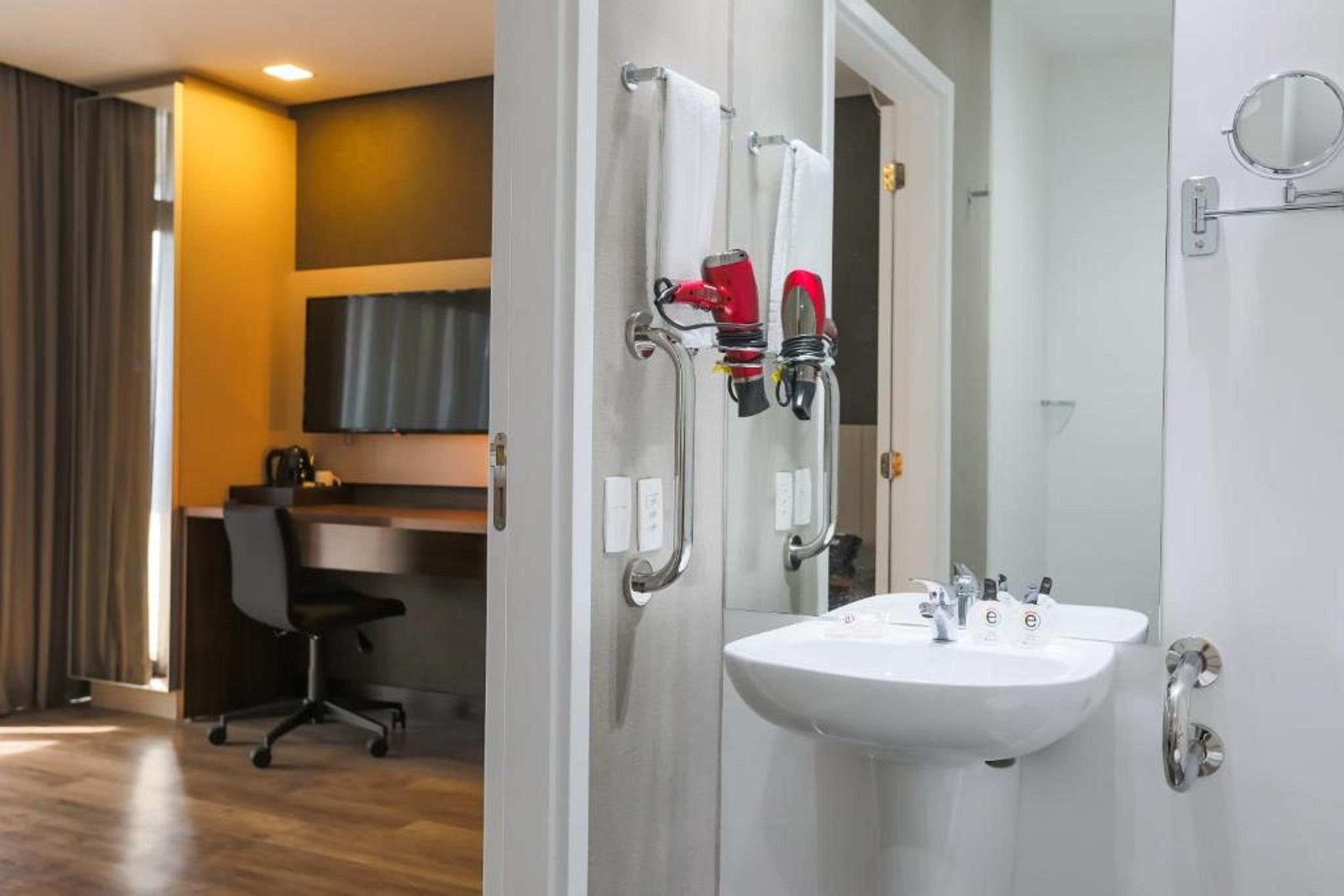 Ramada Hotel & Suites Озаску Экстерьер фото