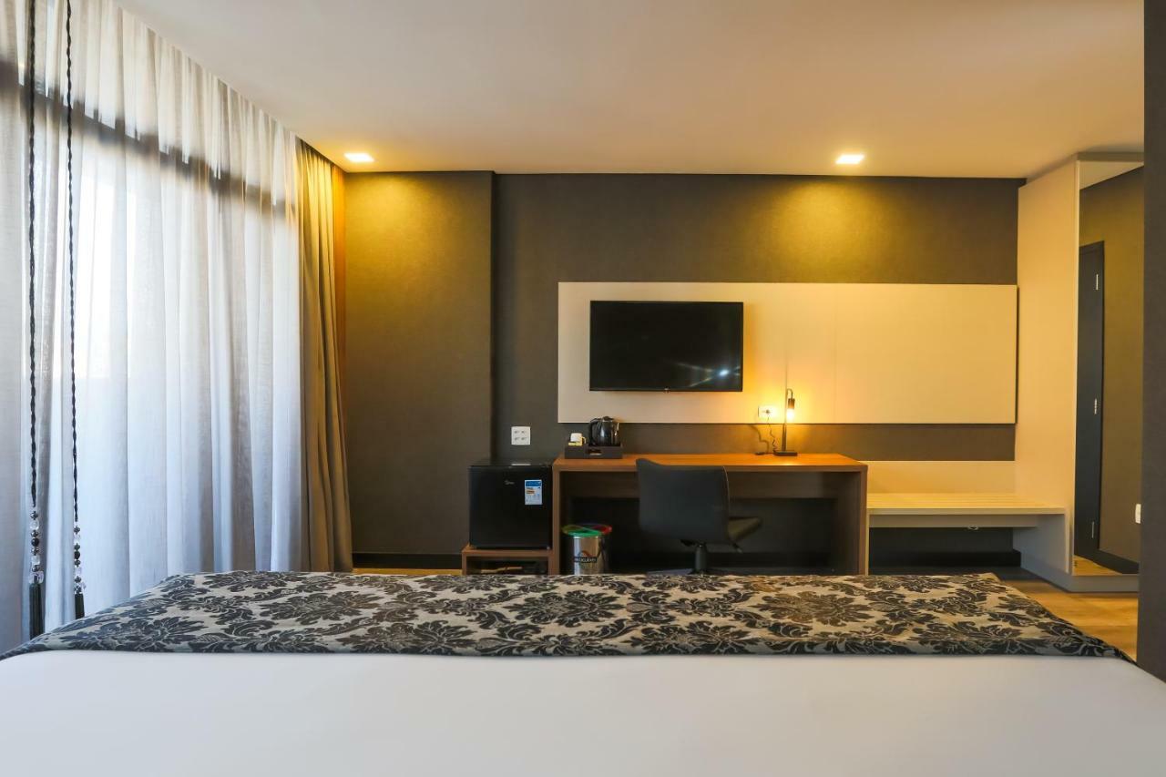 Ramada Hotel & Suites Озаску Экстерьер фото