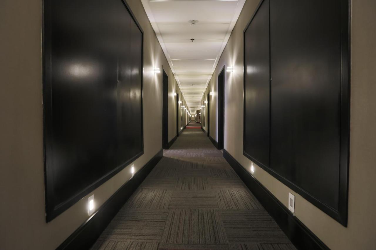Ramada Hotel & Suites Озаску Экстерьер фото